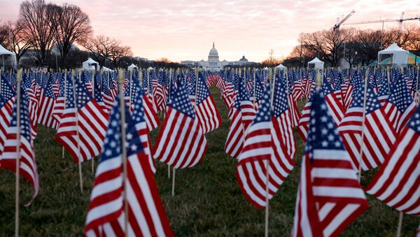Milhares de bandeiras norte-americanas representam as pessoas que não poderão atender à posse de Biden, Washington, EUA, 18 de janeiro de 2021  - Sputnik Brasil