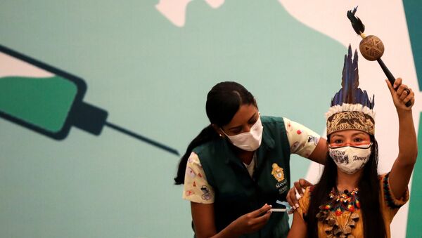 Enfermeira Vanderlecia Ortega dos Santos, da tribo Witoto, recebe dose da vacina contra COVID-19 CoronaVac, em Manaus, 18 de janeiro de 2021 - Sputnik Brasil