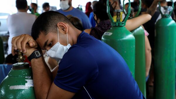 Com a não resposta do governo ao pedido de socorro, a população teve que correr para comprar cilindros para parentes hospitalizados em Manaus, AM, 18 de janeiro de 2021 - Sputnik Brasil