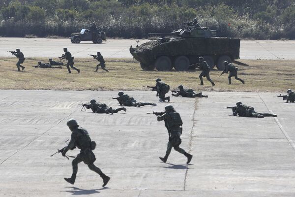 Soldados taiwaneses participam de simulação de guerra contra a China, em 19 de janeiro de 2021 - Sputnik Brasil
