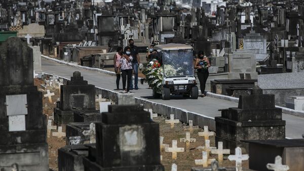 Familiares acompanham enterro de vítima da COVID-19 em cemitério no Rio de Janeiro. - Sputnik Brasil