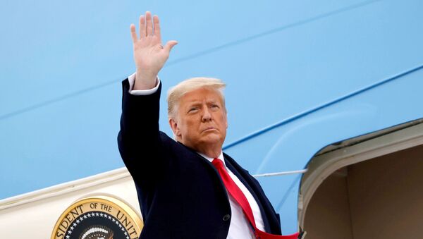 O presidente dos Estados Unidos, Donald Trump, acena antes de embarcar no Air Force One, avião oficial da Presidência. - Sputnik Brasil