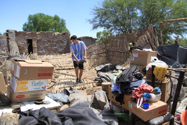 Adolescente recupera objetos dentre escombros de sua casa destruída pelo terremoto na província argentina de San Juan em 18 de janeiro de 2021 - Sputnik Brasil