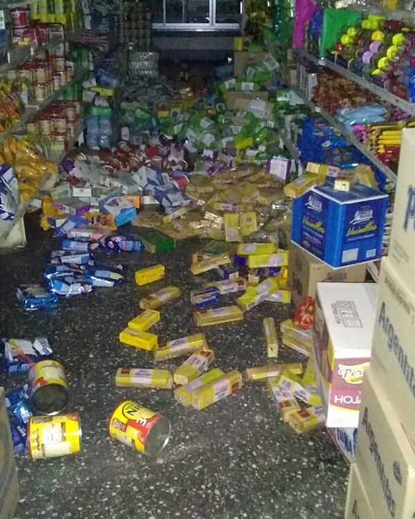 Enlatados e produtos de um mercado espalhados no chão após o forte tremor de 6,4 na escala de Richter ter atingido a Argentina - Sputnik Brasil