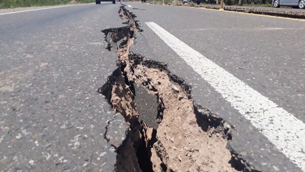 Estrada partida ao meio após terremoto de magnitude de 6,4 na escala de Richter atingir a Argentina - Sputnik Brasil