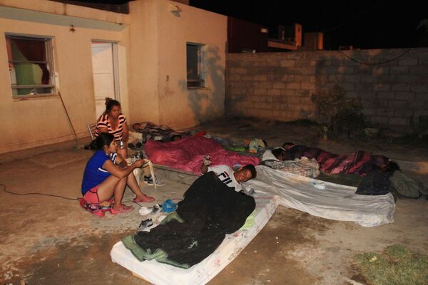 Locais se preparam para dormir fora de casa após susto causado por sismo na localidade de Media Agua, Argentina - Sputnik Brasil