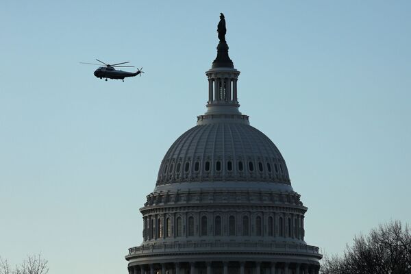 Helicóptero com o presidente dos EUA Donald Trump e primeira-dama Melania Trump voa sobre o Capitólio dos EUA antes da tomada de posse de Joe Biden, 20 de janeiro de 2021 - Sputnik Brasil