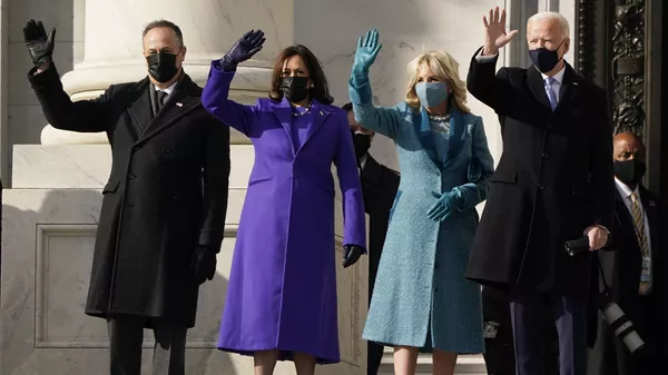 O presidente Joe Biden, sua esposa Jill Biden e a vice-presidente eleita Kamala Harris e seu marido Doug Emhoff chegam aos degraus do Capitólio dos EUA para o início das cerimônias oficiais de inauguração, em Washington - Sputnik Brasil