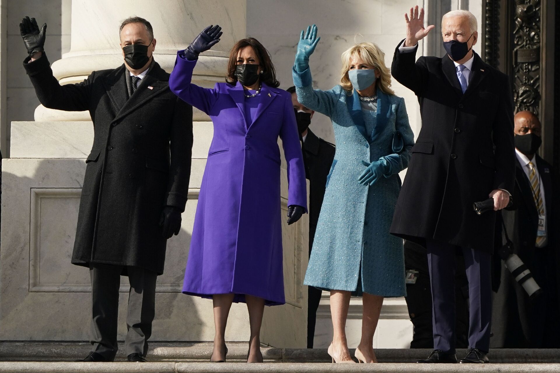 O presidente Joe Biden, sua esposa Jill Biden e a vice-presidente eleita Kamala Harris e seu marido Doug Emhoff chegam aos degraus do Capitólio dos EUA para o início das cerimônias oficiais de inauguração, em Washington - Sputnik Brasil, 1920, 06.01.2022