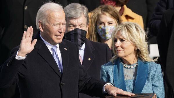 Joe Biden é empossado como 46º presidente dos Estados Unidos pelo Chefe de Justiça John Roberts, enquanto Jill Biden segura a Bíblia durante a 59ª posse presidencial - Sputnik Brasil