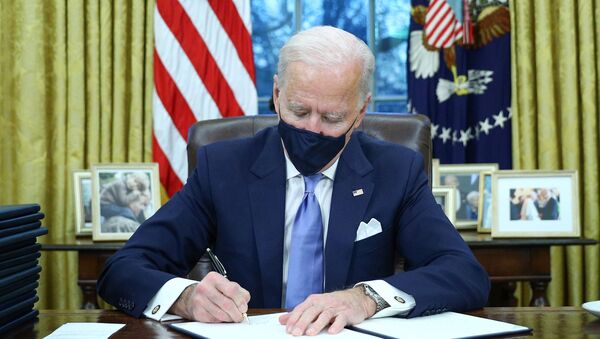 O presidente dos Estados Unidos, Joe Biden, assina primeiros decretos após tomar posse. - Sputnik Brasil