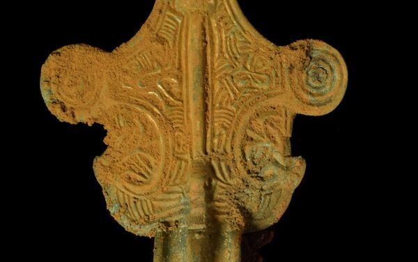 Broche encontrado por arqueólogos em um antigo cemitério em Northamptonshire, no Reino Unido - Sputnik Brasil