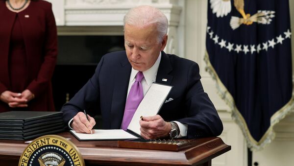 Joe Biden assina ordem executiva durante seu primeiro dia na presidência dos EUA, em Washigton, EUA, 21 de janeiro de 2021 - Sputnik Brasil