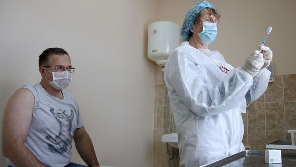 Agente de saúde prepara aplicação da vacina Sputnik V em cidadão na Rússia - Sputnik Brasil