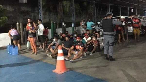 Polícias Civil e Militar do Amazonas prendem 63 pessoas que assistiam a um jogo de futebol em bares abertos clandestinamente, em Manaus - Sputnik Brasil