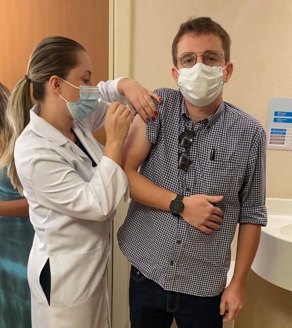 Antes ninguém perguntava sobre eficácia e fabricante de imunizantes, diz médico vacinado no Brasil Antes ninguém perguntava sobre eficácia e fabricante de imunizantes, diz médico vacinado no Brasil - Sputnik Brasil