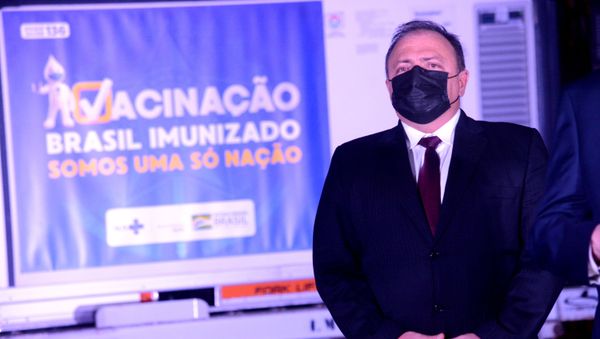 Eduardo Pazuello, ministro da Saúde do Brasil, no Aeroporto Internacional Tom Jobim (Galeão), no Rio de Janeiro, nesta sexta-feira, 22 de janeiro de 2021 Eduardo Pazuello, ministro da Saúde do Brasil, no Aeroporto Internacional Tom Jobim (Galeão), no Rio de Janeiro, nesta sexta-feira, 22 de janeiro de 2021 - Sputnik Brasil