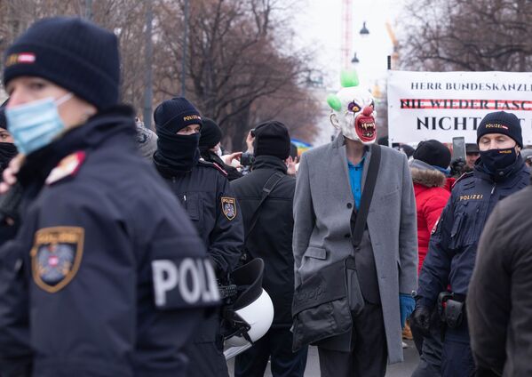 Policiais e um manifestante contra medidas restritivas para combater a COVID-19 em Viena, Áustria - Sputnik Brasil