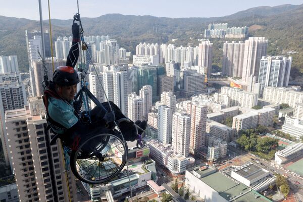 Alpinista paraplégico Lai Chi-wai tenta subir a Torre Nina de 320 metros de altura usando apenas a força do tronco, em Hong Kong, China, 16 de janeiro de 2021 - Sputnik Brasil