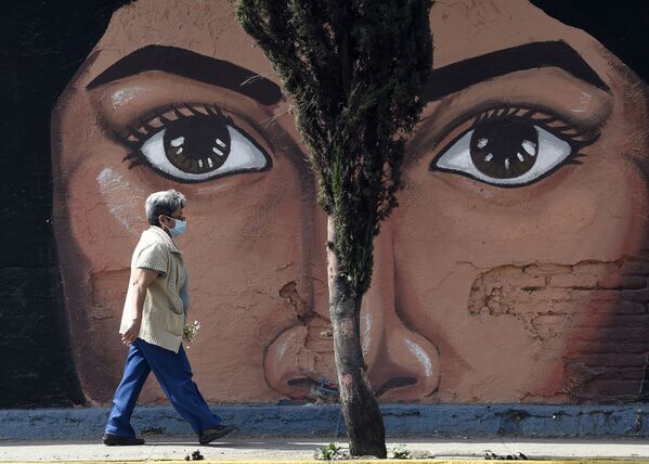 Mulher com máscara passa diante do muro do cemitério San Nicolas Tolentino na municipalidade de Iztapalapa, México, 15 de janeiro de 2021 - Sputnik Brasil