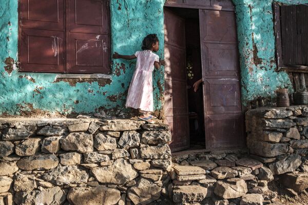 Menina olha para o interior de casa na cidade de Gondar, Etiópia, 17 de janeiro de 2021 - Sputnik Brasil