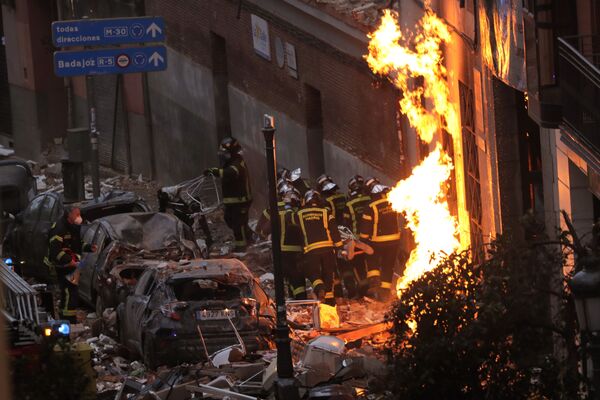 Bombeiros no local de explosão em um prédio em Madri, Espanha, 20 de janeiro de 2021 - Sputnik Brasil