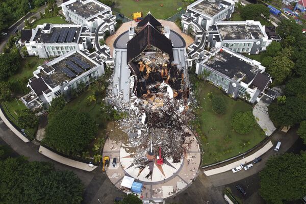 Prédio governamental destruído após terremoto em Mamuju, Indonésia, 16 de janeiro de 2021 - Sputnik Brasil