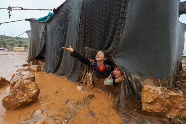 Crianças brincam no campo de deslocados Umm Jurn, na província de Idlib, Síria, 17 de janeiro de 2021 - Sputnik Brasil