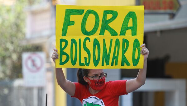 Mulher ergue cartaz pedindo do impeachment de Bolsonaro em Campinas, interior de São Paulo. - Sputnik Brasil