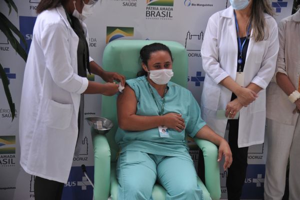 Empresas privadas brasileiras negociam compra de 33 milhões de doses de vacina, diz jornal Empresas privadas brasileiras negociam compra de 33 milhões de doses de vacina, diz jornal - Sputnik Brasil