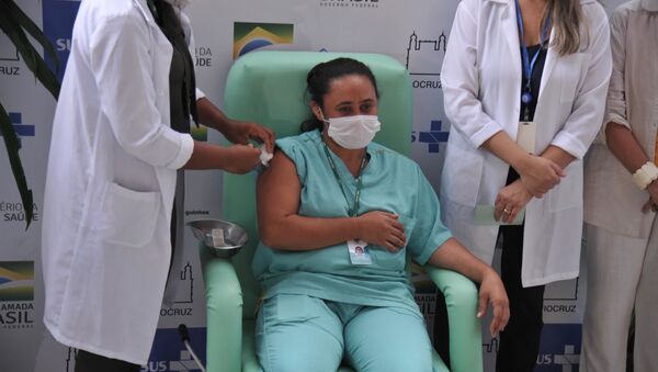 Em uma vacinação simbólica, a Fiocruz imunizou três profissionais de saúde com as vacinas da AstraZeneca importadas da Índia - Sputnik Brasil