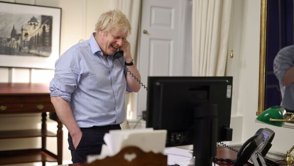 O primeiro-ministro do Reino Unido, Boris Johnson, fala ao telefone - Sputnik Brasil