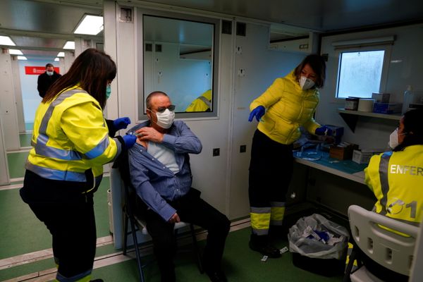Crise sanitária provoca queda recorde de 8,3% no PIB da França, e 11% no PIB da Espanha Crise sanitária provoca queda recorde de 8,3% no PIB da França, e 11% no PIB da Espanha - Sputnik Brasil