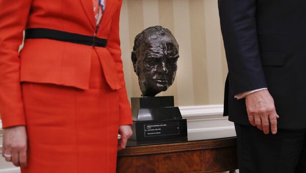 Busto de Winston Churchill no Salão Oval da Casa Branca, Washington, EUA - Sputnik Brasil