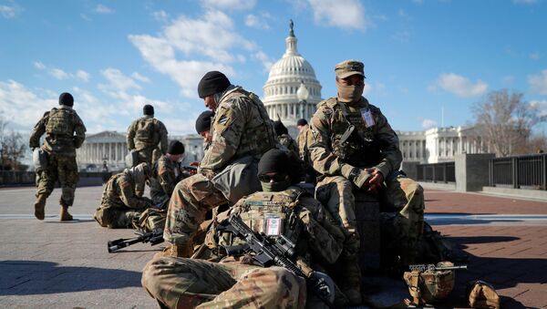 FILE PHOTO: National Guard troops gather in front of the U.S. Capitol one day ahead of President-elect Joe Biden's Inauguration in Washington, U.S. January 19, 2021. - Sputnik Brasil