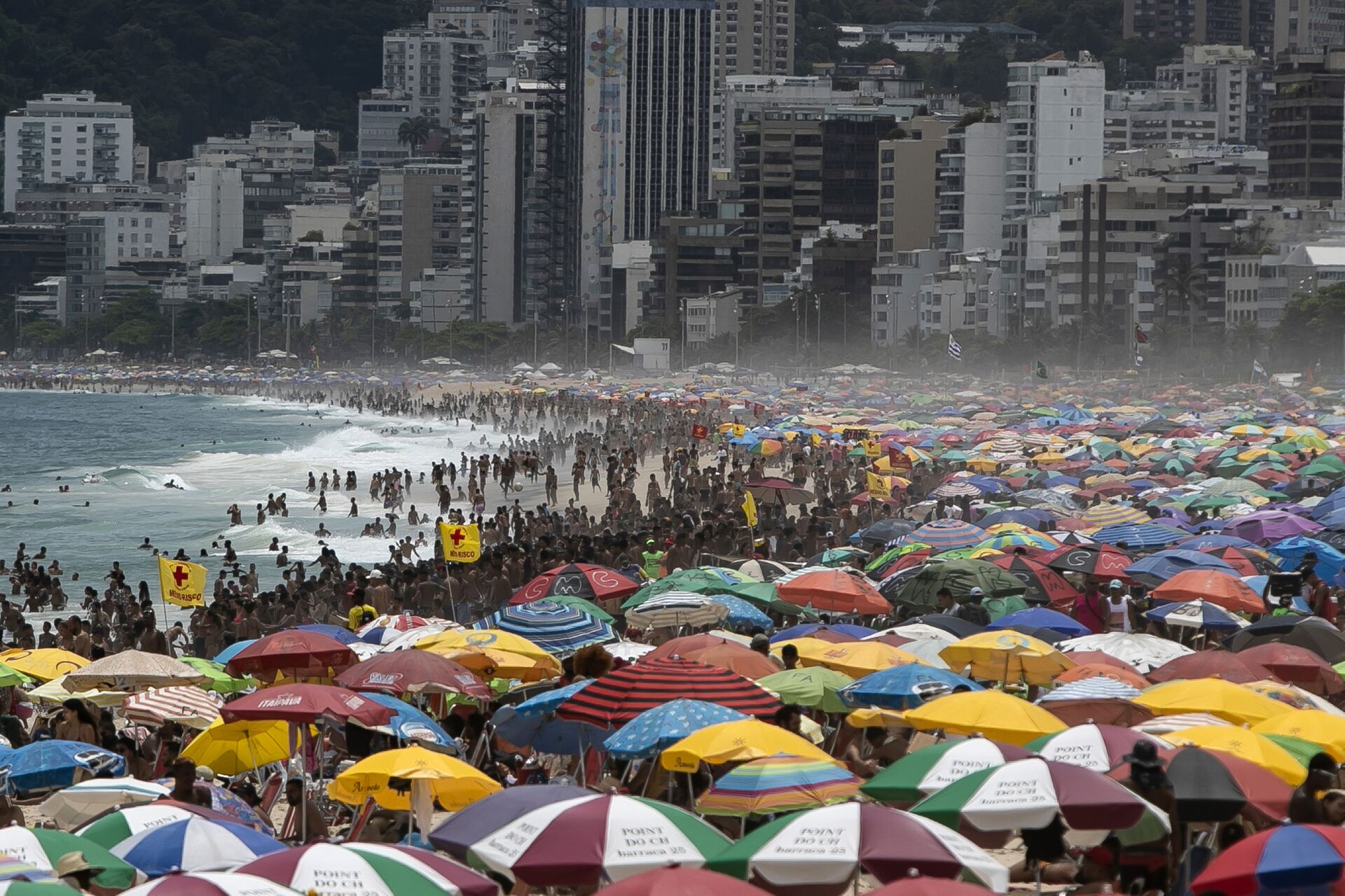 Rio de Janeiro fecha praias no fim de semana para conter avanço da COVID-19 - Sputnik Brasil, 1920, 19.03.2021