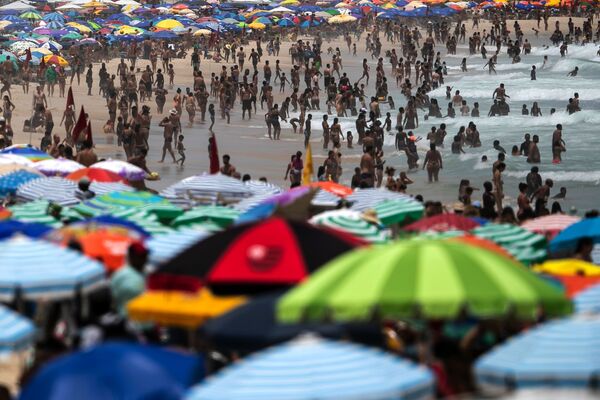 Pessoas disfrutam da praia de Ipanema durante o surto do novo coronavírus, Rio de janeiro, Brasil, 17 de janeiro de 2021 - Sputnik Brasil