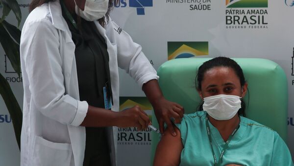 Profissional de saúde recebe vacina contra coronavírus na Fiocruz, no Rio de Janeiro - Sputnik Brasil