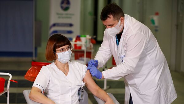 Enfermeira recebe dose de vacina da Pfizer em Varsóvia, na Polônia - Sputnik Brasil