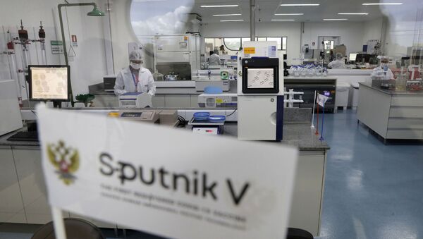 Logo da vacina russa contra COVID-19, Sputnik V, em laboratório da União Química que produz o imunizante em Brasília, 25 de janeiro de 2021 - Sputnik Brasil
