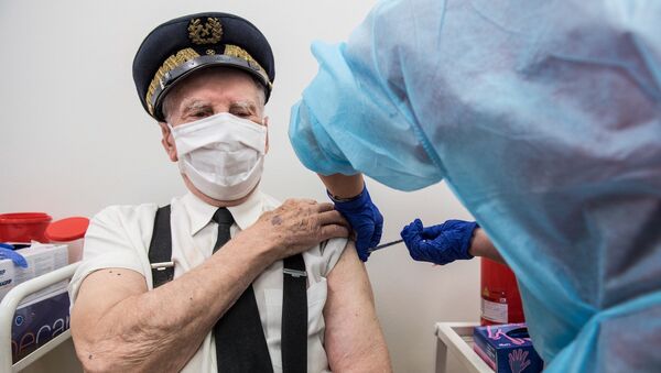 Homem recebe vacinação contra o novo coronavírus (SARS-CoV-2) no Hospital Universitário em Varsóvia, Polônia, 25 de janeiro de 2021 - Sputnik Brasil