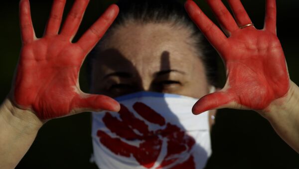 Manifestante pinta mãos de vermelho durante ato a favor do impeachment do presidente do Brasil, Jair Bolsonaro, Brasília, 24 de janeiro de 2021 - Sputnik Brasil