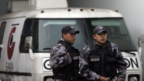 Agentes de polícia fazem a segurança de uma estação de TV em Quito, capital do Equador (arquivo) - Sputnik Brasil