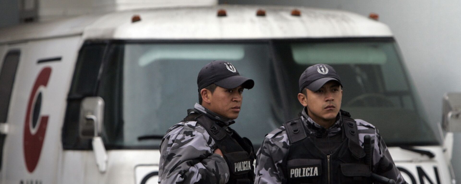 Agentes de polícia fazem a segurança de uma estação de TV em Quito, capital do Equador (foto de arquivo) - Sputnik Brasil, 1920, 12.11.2024