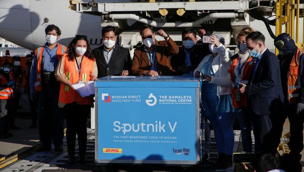 Ao centro, o presidente Luis Arce comemora a chegada do primeiro lote de doses da Sputnik V à Bolívia - Sputnik Brasil