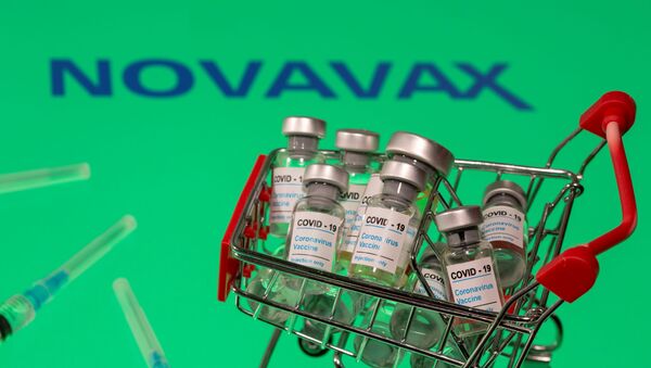 Montagem com supostos frascos de imunizantes da Novavax contra a COVID-19 - Sputnik Brasil