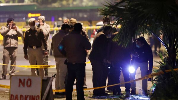 Oficiais de segurança examinam local da explosão perto da Embaixada israelense em Nova Deli, Índia - Sputnik Brasil