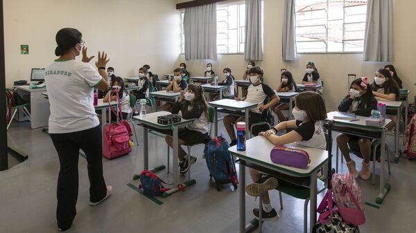 Movimentação em sala de aula em colégio de Sorocaba, interior de São Paulo. - Sputnik Brasil