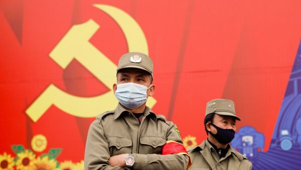 Segurança de rua vietnamita, usando máscaras de proteção, monta guarda em frente ao Centro de Convenções Nacional, local do 13º Congresso Nacional do Partido Comunista do Vietnã - Sputnik Brasil