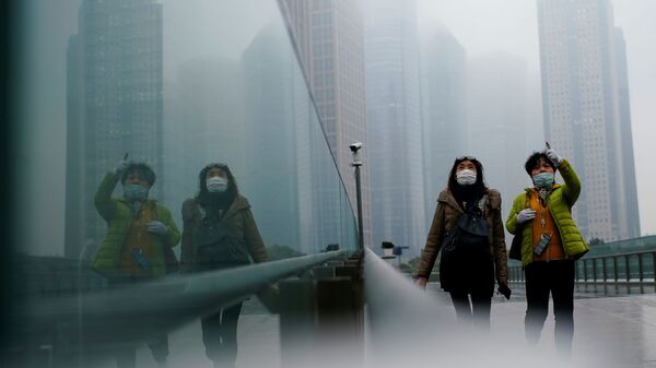 Pessoas com máscaras andam pela rua durante a pandemia, Shanghai, China, 26 de janeiro de 2021 - Sputnik Brasil